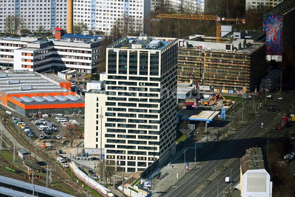 Luftbild Berlin - Neubau des Hochhaus- Gebäudekomplexes Q218 im Ortsteil Lichtenberg in Berlin, Deutschland