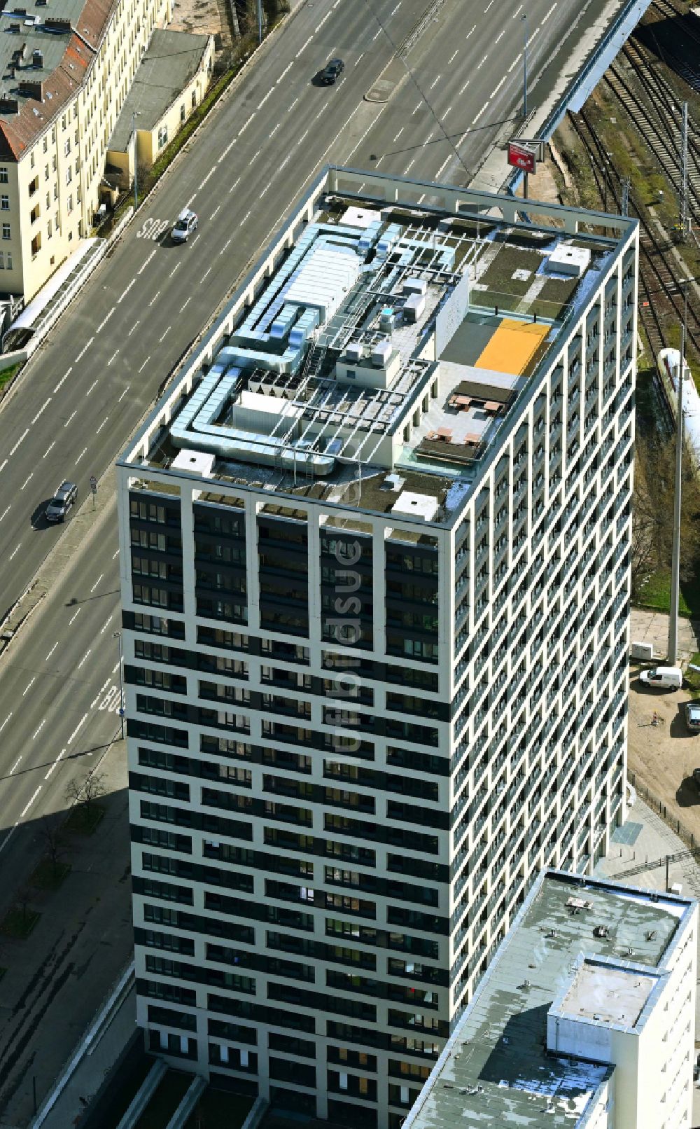 Luftaufnahme Berlin - Neubau des Hochhaus- Gebäudekomplexes Q218 im Ortsteil Lichtenberg in Berlin, Deutschland