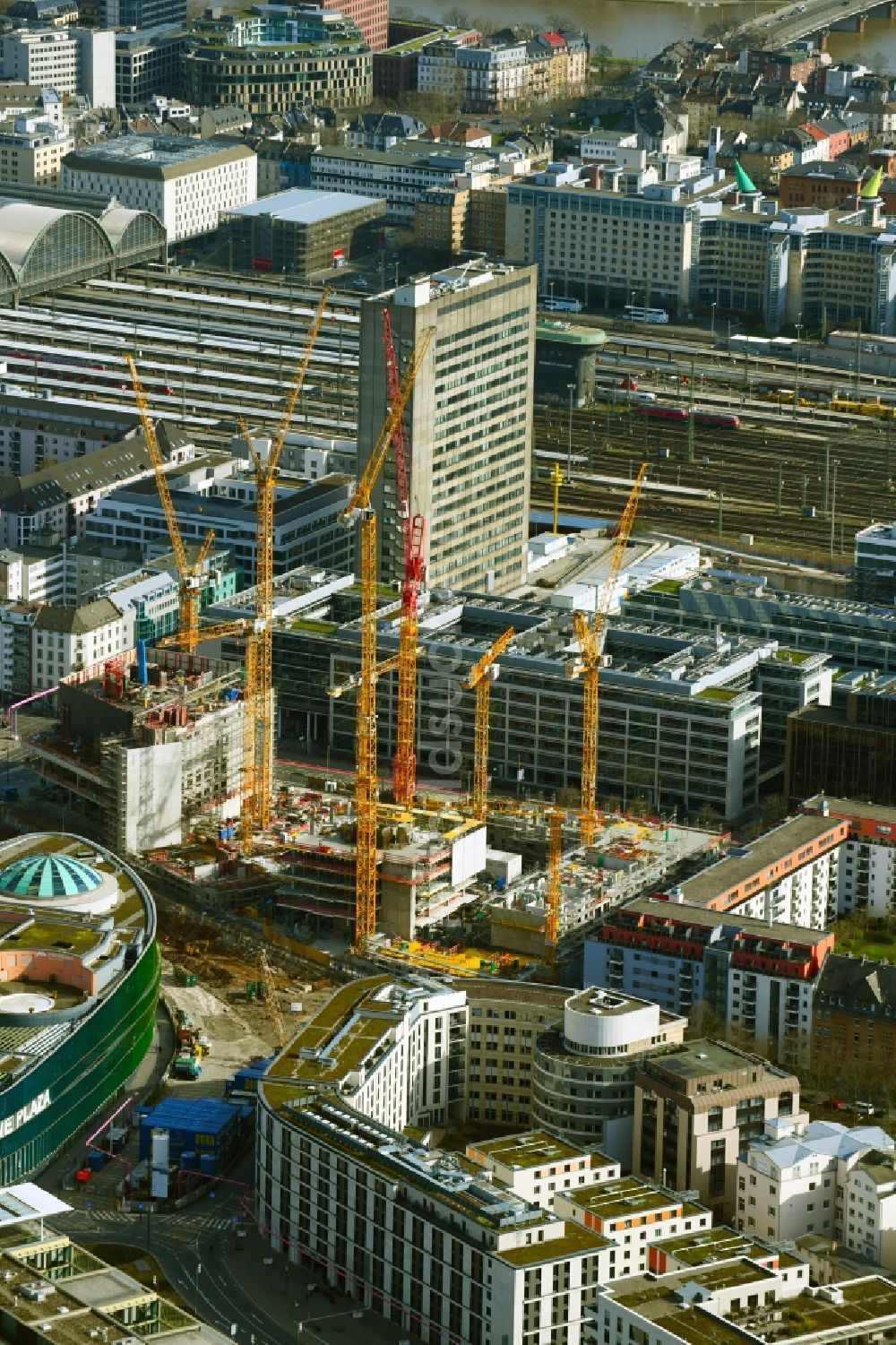 Luftbild Frankfurt am Main - Neubau des Hochhaus- Gebäudekomplexes The Spin und GRAND TOWER in Frankfurt am Main im Bundesland Hessen, Deutschland