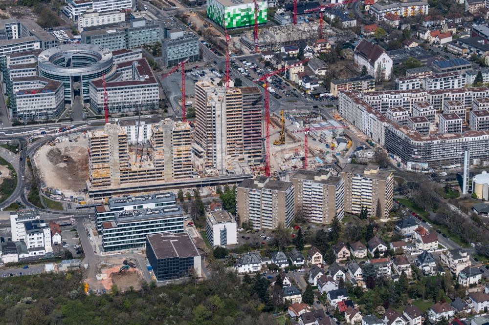 Offenbach am Main von oben - Neubau des Hochhaus- Gebäudekomplexes Stadtquartier Kaiserlei Quartier in Offenbach am Main im Bundesland Hessen, Deutschland