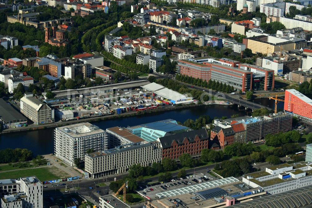 Berlin von oben - Neubau- Hochhaus der Hotelanlage am Stralauer Platz am Ufer der Spree im Stadtteil Friedrichshain in Berlin