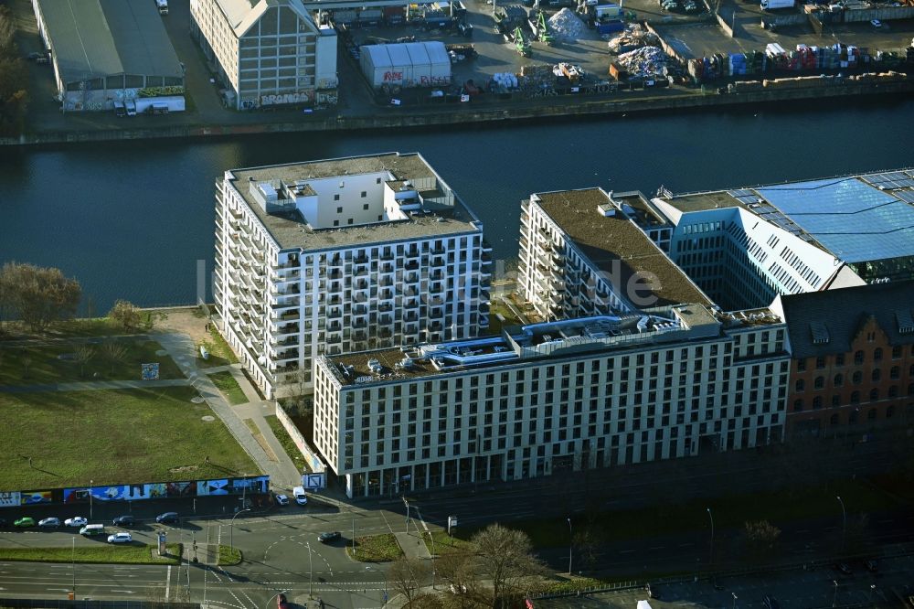 Luftaufnahme Berlin - Neubau- Hochhaus der Hotelanlage am Stralauer Platz am Ufer der Spree im Stadtteil Friedrichshain in Berlin