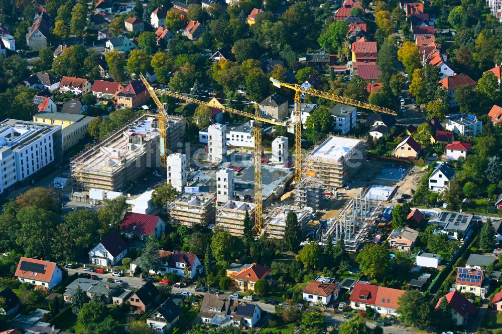 Berlin von oben - Neubau Holzbauprojekt und Mehrfamilienhaus-Wohnanlage im Ortsteil Kaulsdorf in Berlin, Deutschland