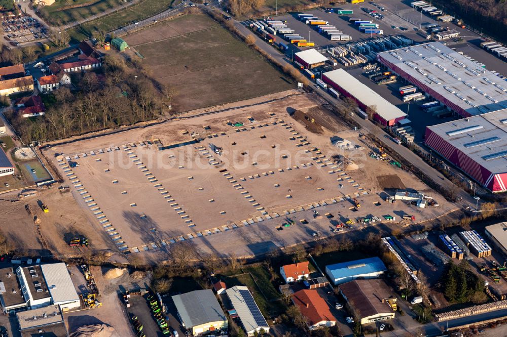 Essingen von oben - Neubau des Logistikzentrums der Garten- und Baumarktkette Hornbach in Essingen im Bundesland Rheinland-Pfalz, Deutschland