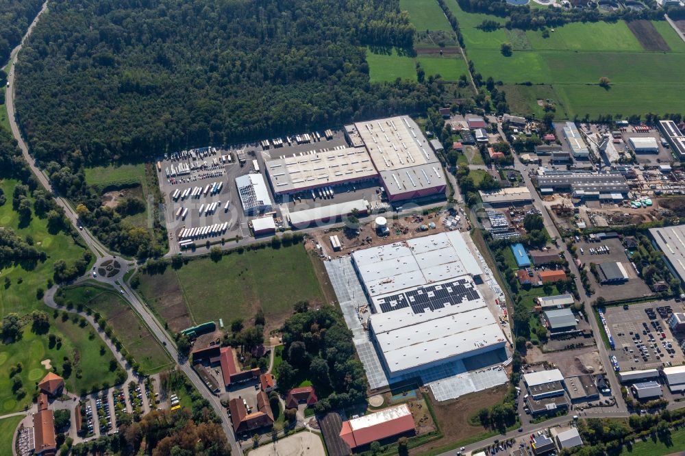 Essingen von oben - Neubau des Logistikzentrums der Garten- und Baumarktkette Hornbach in Essingen im Bundesland Rheinland-Pfalz, Deutschland