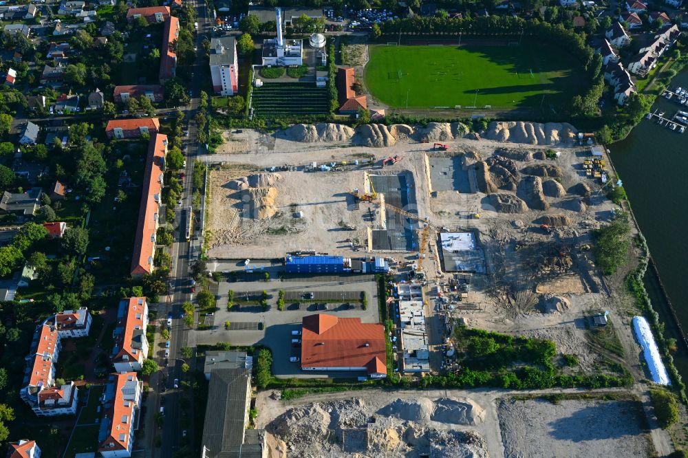 Berlin aus der Vogelperspektive: Neubau einer Mehrfamilienhaus-Wohnanlage am Dahme- Ufer in Berlin, Deutschland