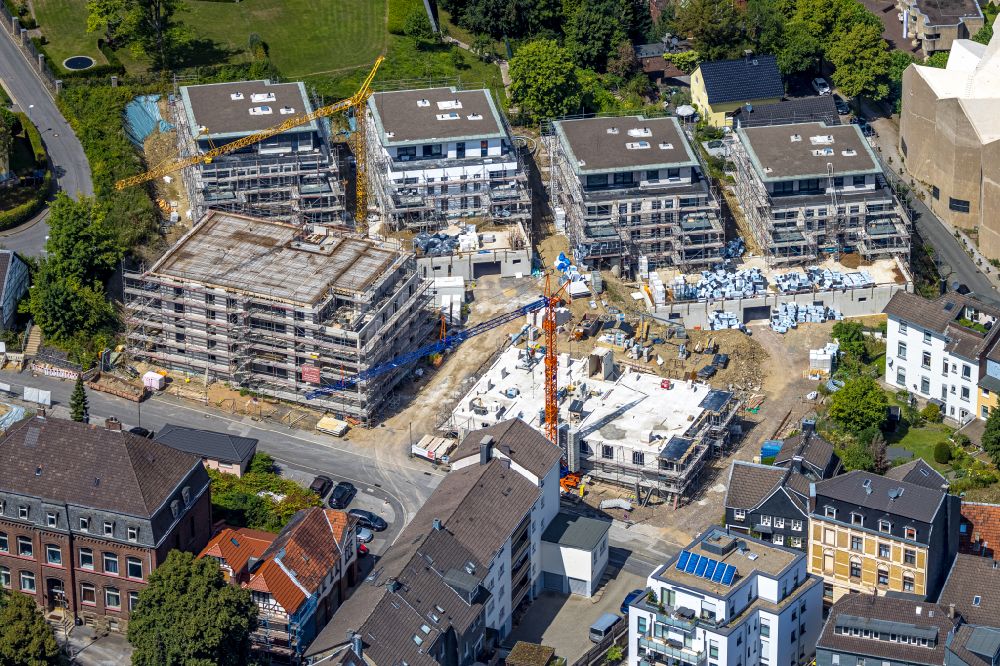 Velbert von oben - Neubau einer Mehrfamilienhaus-Wohnanlage DESIGN AM DOM in Velbert im Bundesland Nordrhein-Westfalen, Deutschland
