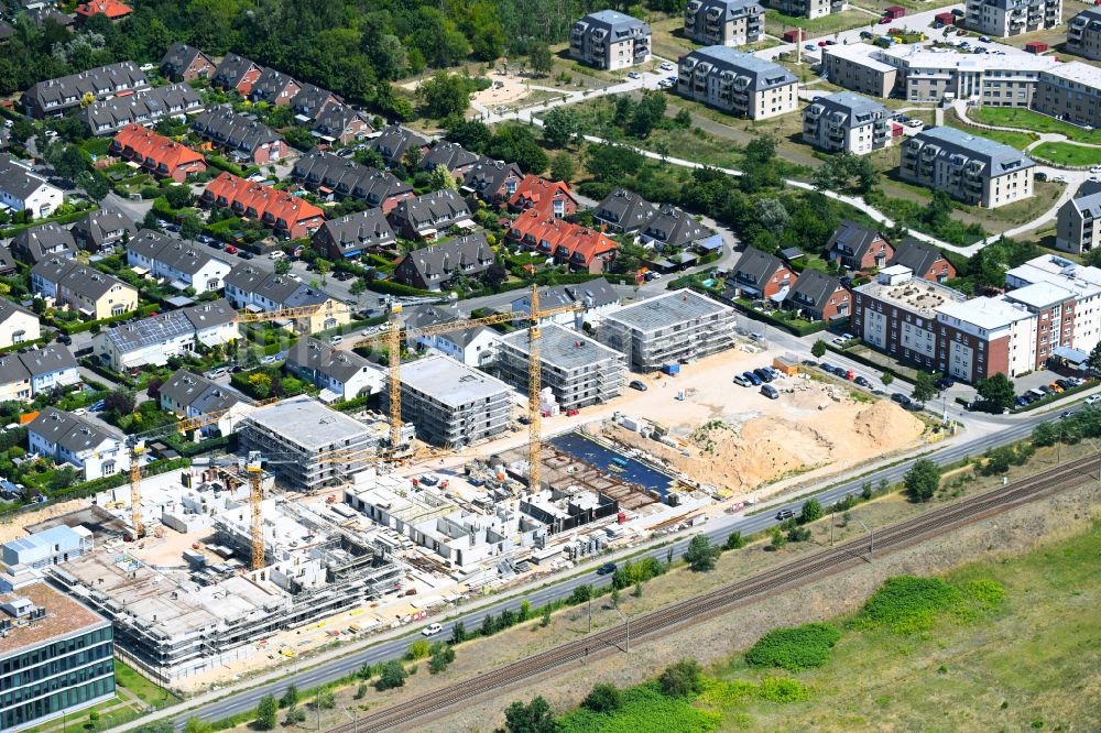 Falkensee aus der Vogelperspektive: Neubau einer Mehrfamilienhaus-Wohnanlage in Falkensee im Bundesland Brandenburg, Deutschland