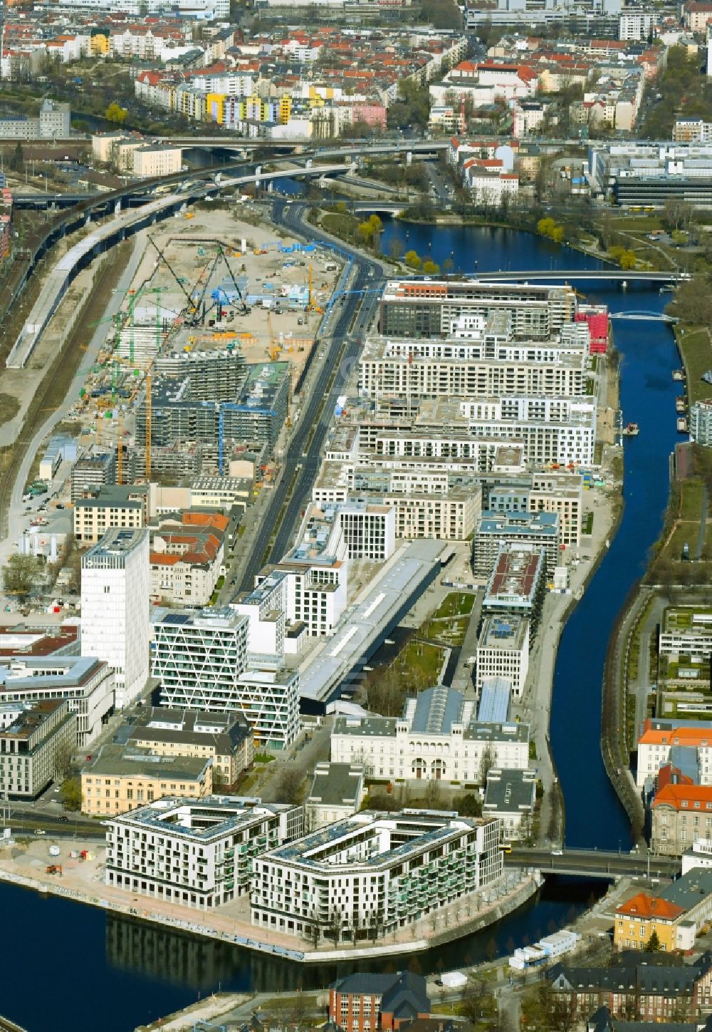Berlin von oben - Neubau einer Mehrfamilienhaus-Wohnanlage am Humboldthafen in Berlin, Deutschland