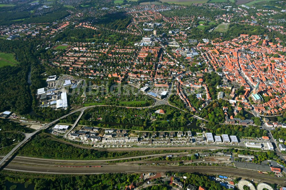 Lüneburg von oben - Neubau einer Mehrfamilienhaus-Wohnanlage Ilmenaugarten in Lüneburg im Bundesland Niedersachsen, Deutschland