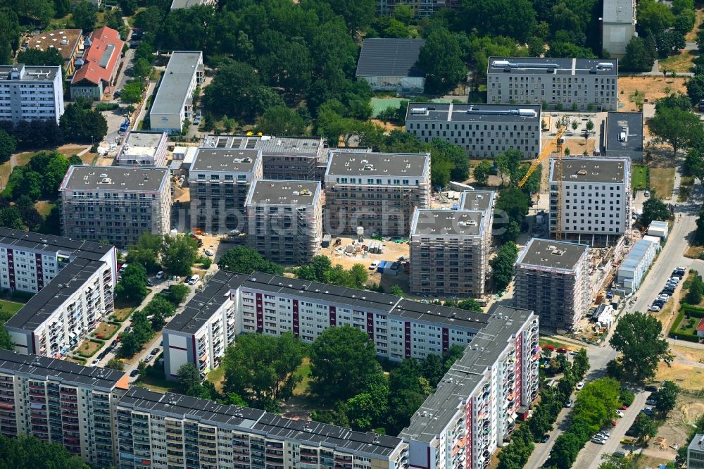 Luftaufnahme Berlin - Neubau einer Mehrfamilienhaus-Wohnanlage an der Karl-Holtz-Straße im Ortsteil Marzahn in Berlin, Deutschland