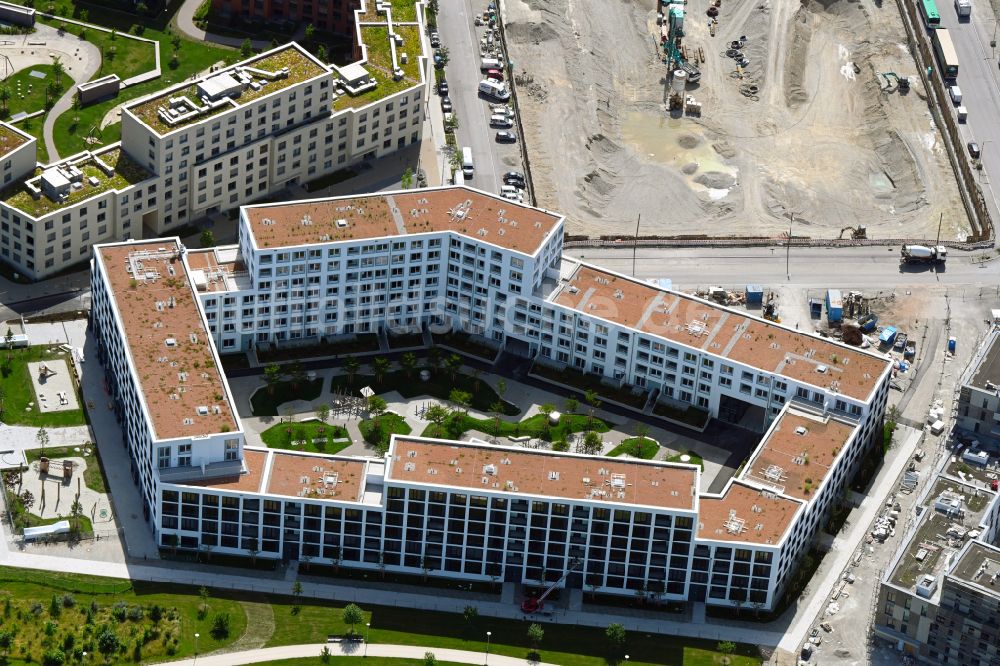 München von oben - Neubau einer Mehrfamilienhaus-Wohnanlage in München im Bundesland Bayern, Deutschland