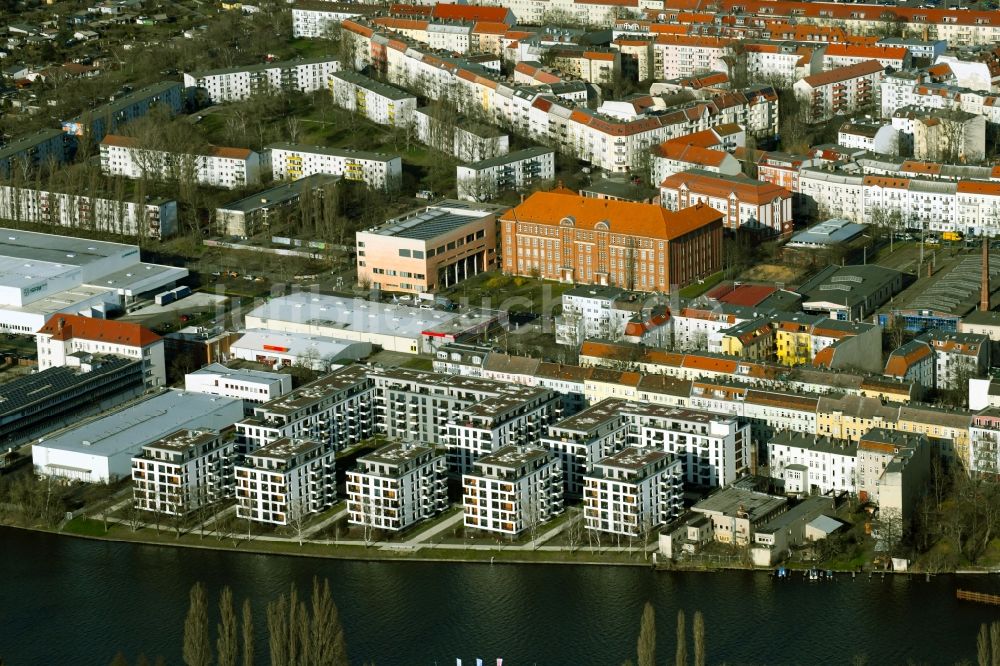 Luftbild Berlin - Neubau einer Mehrfamilienhaus-Wohnanlage an der Spree im Stadtteil Schöneweide in Berlin