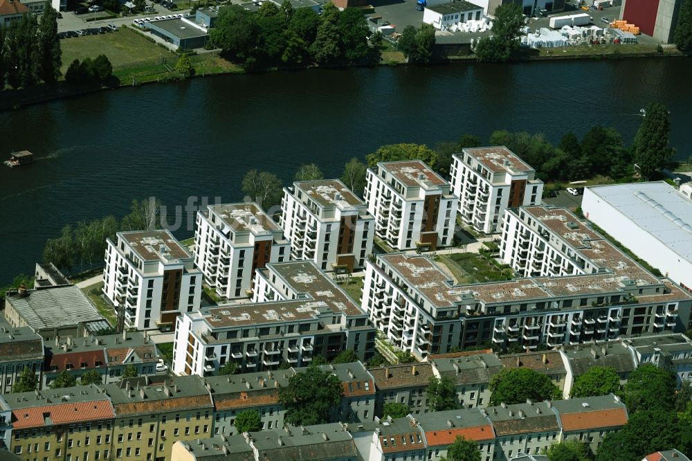 Berlin von oben - Neubau einer Mehrfamilienhaus-Wohnanlage an der Spree im Stadtteil Schöneweide in Berlin