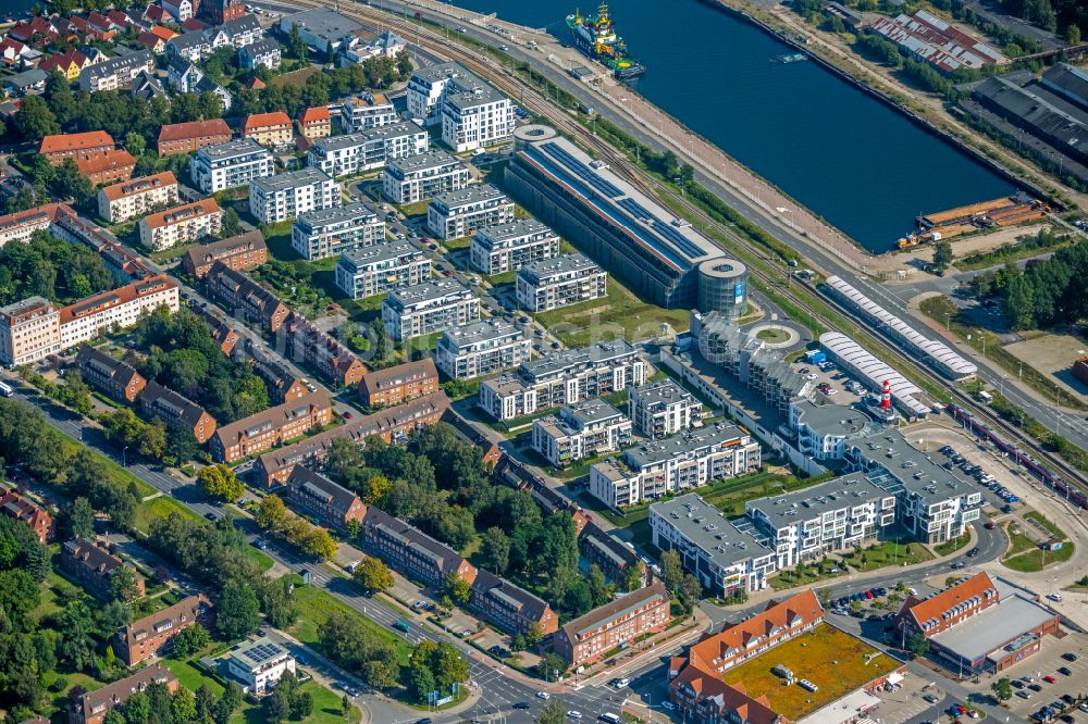 Rostock von oben - Neubau einer Mehrfamilienhaus-Wohnanlage am Wendebecken in Rostock im Bundesland Mecklenburg-Vorpommern, Deutschland