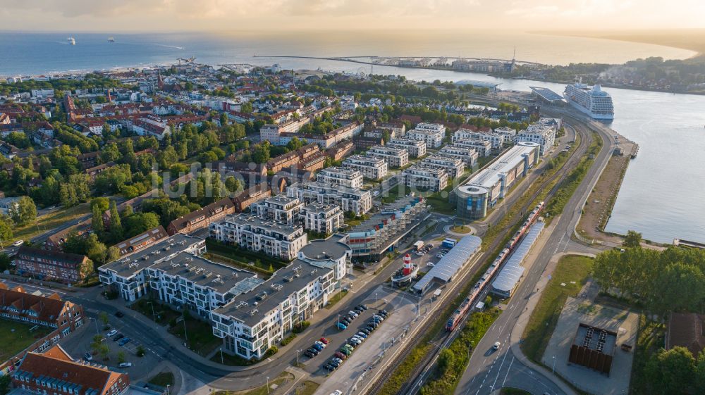 Luftaufnahme Rostock - Neubau einer Mehrfamilienhaus-Wohnanlage am Wendebecken in Rostock im Bundesland Mecklenburg-Vorpommern, Deutschland