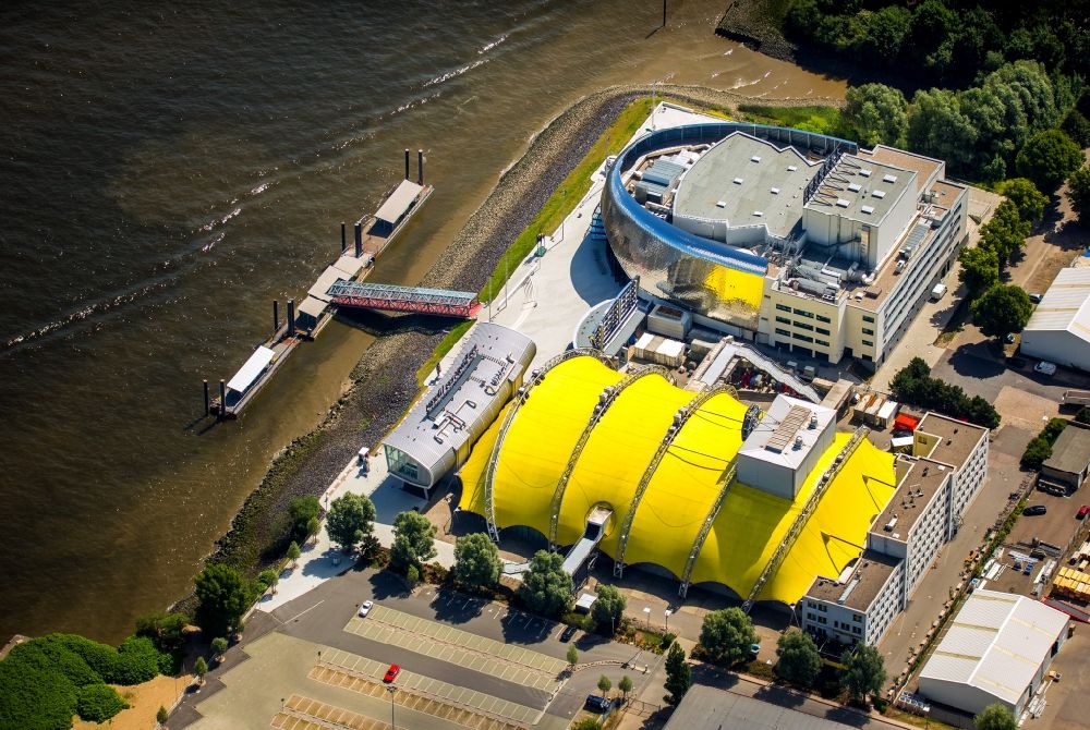 Luftbild Hamburg - Neubau des neuen Musicaltheater von Stage Entertainment am Ufer der Elbe in Steinwerder in Hamburg