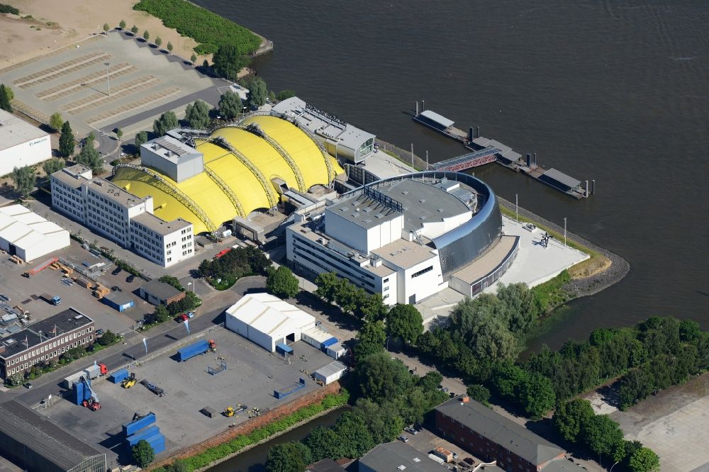 Luftaufnahme Hamburg - Neubau des neuen Musicaltheater von Stage Entertainment am Ufer der Elbe in Steinwerder in Hamburg