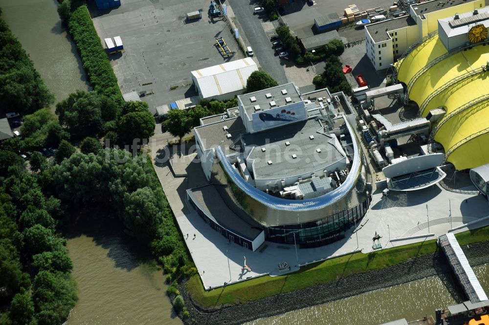 Hamburg von oben - Neubau des neuen Musicaltheater von Stage Entertainment am Ufer der Elbe in Steinwerder in Hamburg