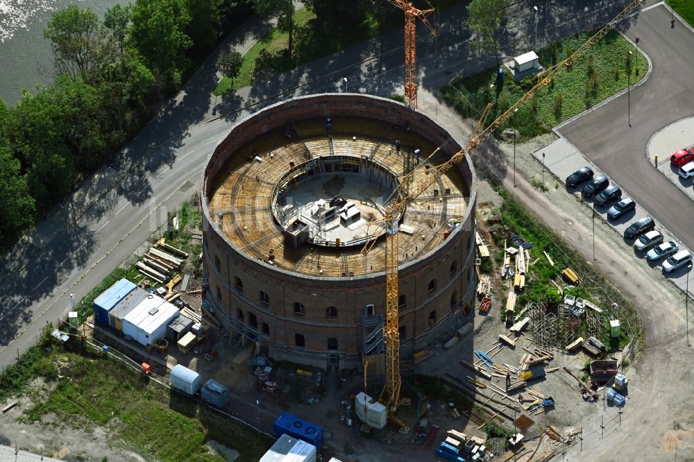 Halle (Saale) von oben - Neubau des Planetarium- Gebäude im alten Gasometer in Halle (Saale) im Bundesland Sachsen-Anhalt, Deutschland