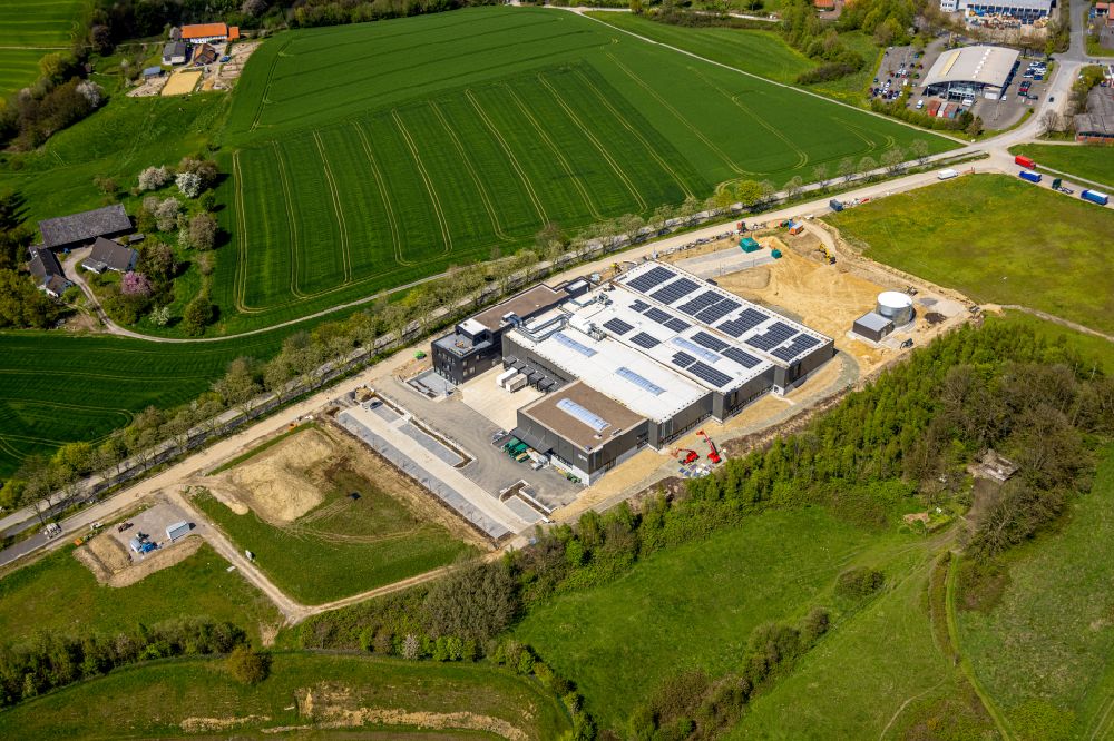 Heiligenhaus von oben - Neubau eines Produktions- und Bürogebäudes der Firma R+M de Wit GmbH in Heiligenhaus im Bundesland Nordrhein-Westfalen, Deutschland