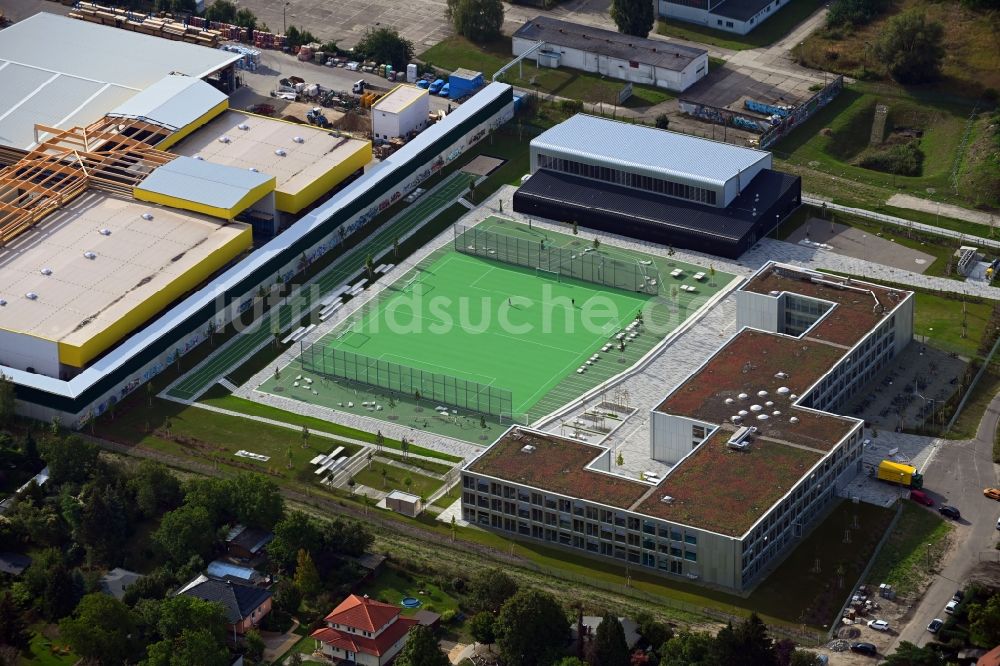 Luftbild Berlin - Neubau des Schulgebäudes Integrierte Sekundarschule Mahlsdorf im Ortsteil Mahlsdorf in Berlin, Deutschland