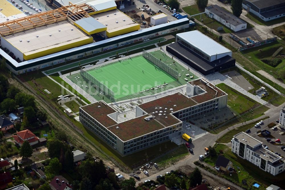 Luftaufnahme Berlin - Neubau des Schulgebäudes Integrierte Sekundarschule Mahlsdorf im Ortsteil Mahlsdorf in Berlin, Deutschland