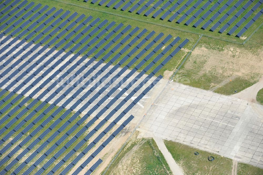Luftbild Tutow - Neubau des Solarenergiepark am Flugplatz Tutow in Mecklenburg - Vorpommern