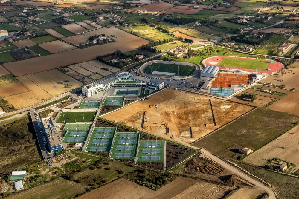 Manacor von oben - Neubau der Sportplatzanlagen Rafa Nadal Academy by Movistar in Manacor in Balearische Insel Mallorca, Spanien