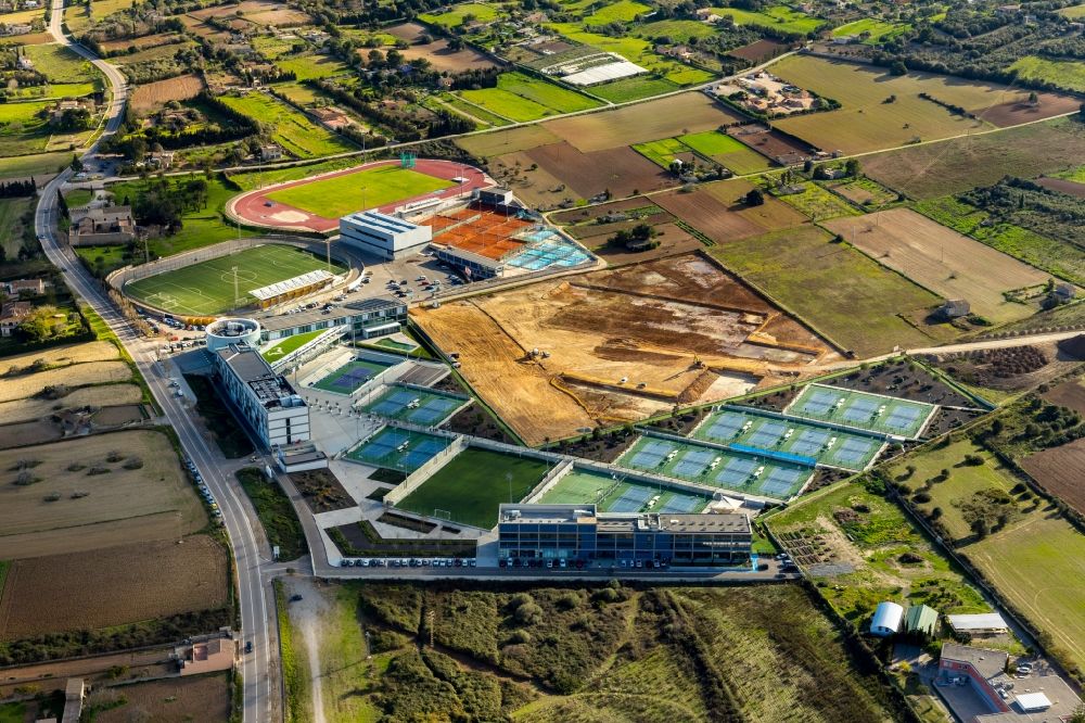 Manacor von oben - Neubau der Sportplatzanlagen Rafa Nadal Academy by Movistar in Manacor in Balearische Insel Mallorca, Spanien