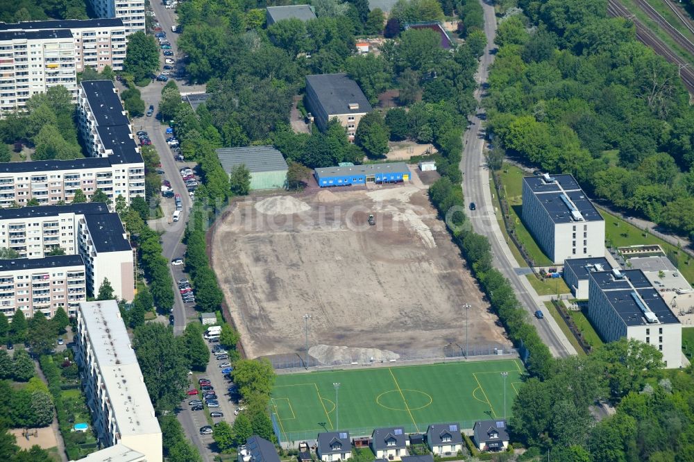 Luftbild Berlin - Neubau der Sportplatzanlagen Sportanlage „Am Breiten Luch“ im Ortsteil Neu-Hohenschönhausen in Berlin, Deutschland