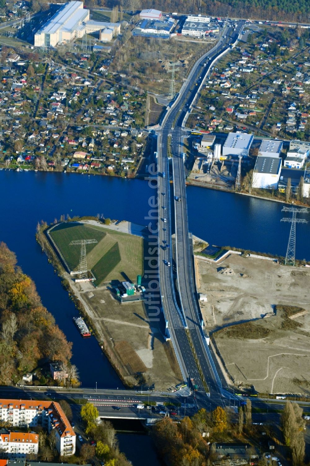 Berlin von oben - Neubau der Spreebrücke „ Minna Todenhagen Brücke „ im Zuge der Süd-Ost-Verbindung ( SOV ) in Berlin Schöneweide