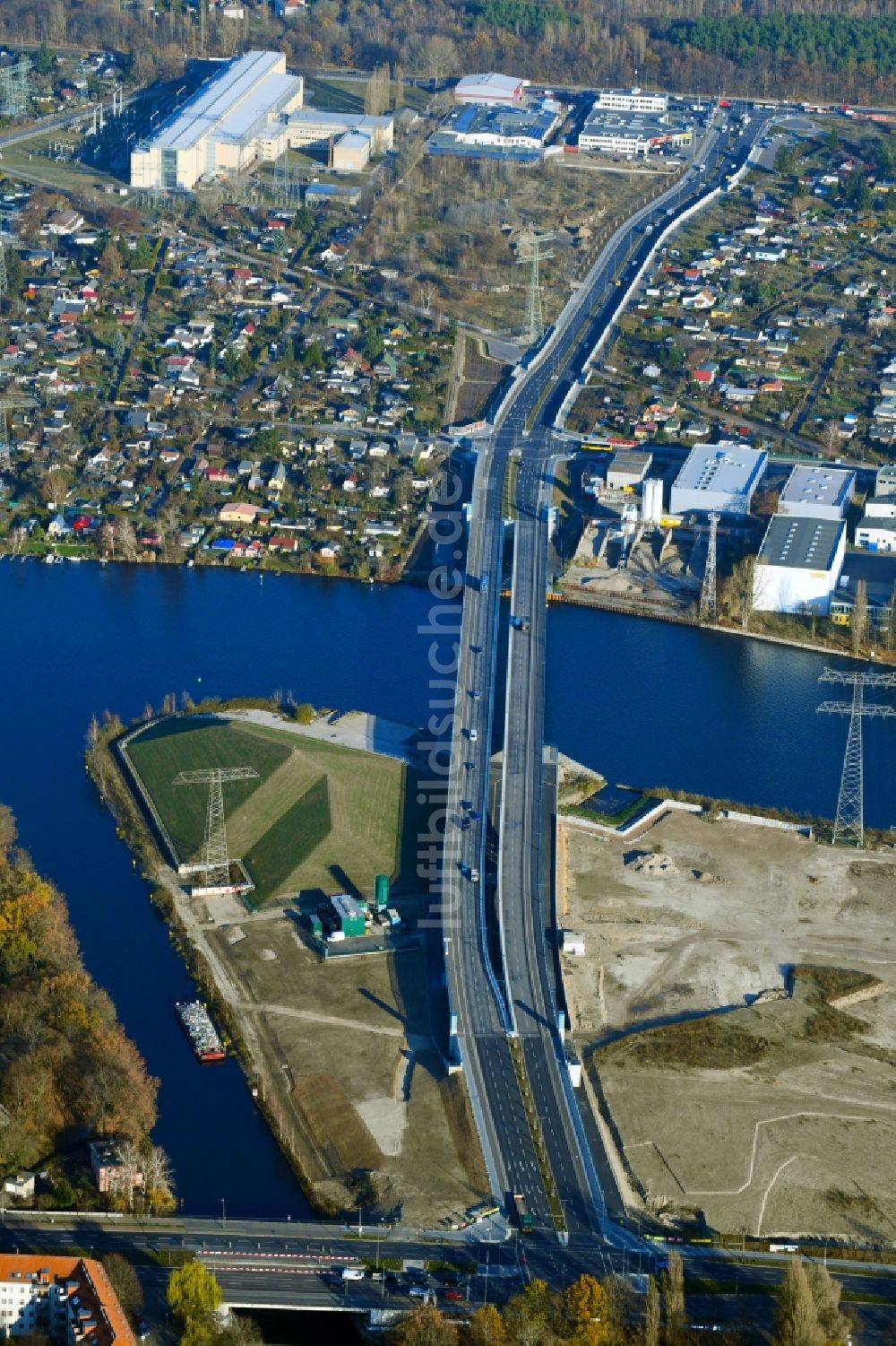 Berlin aus der Vogelperspektive: Neubau der Spreebrücke „ Minna Todenhagen Brücke „ im Zuge der Süd-Ost-Verbindung ( SOV ) in Berlin Schöneweide