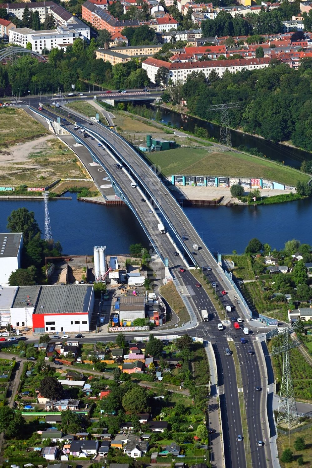 Luftbild Berlin - Neubau der Spreebrücke „ Minna Todenhagen Brücke „ im Zuge der Süd-Ost-Verbindung ( SOV ) in Berlin Schöneweide