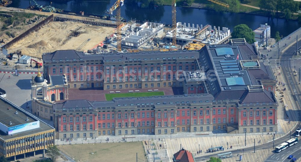 Potsdam aus der Vogelperspektive: Neubau des Stadtschloß und Brandenburger Landtag in Potsdam im Bundesland Brandenburg