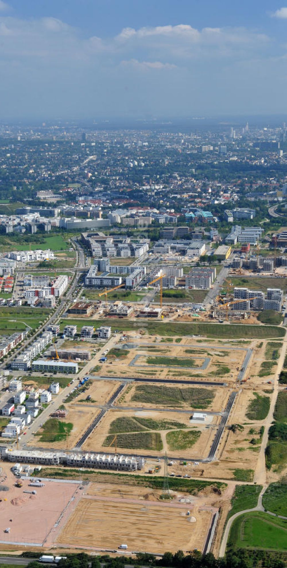 Luftbild Frankfurt am Main - Neubau des Stadtteil Riedberg am Stadtrand von Frankfurt am Main