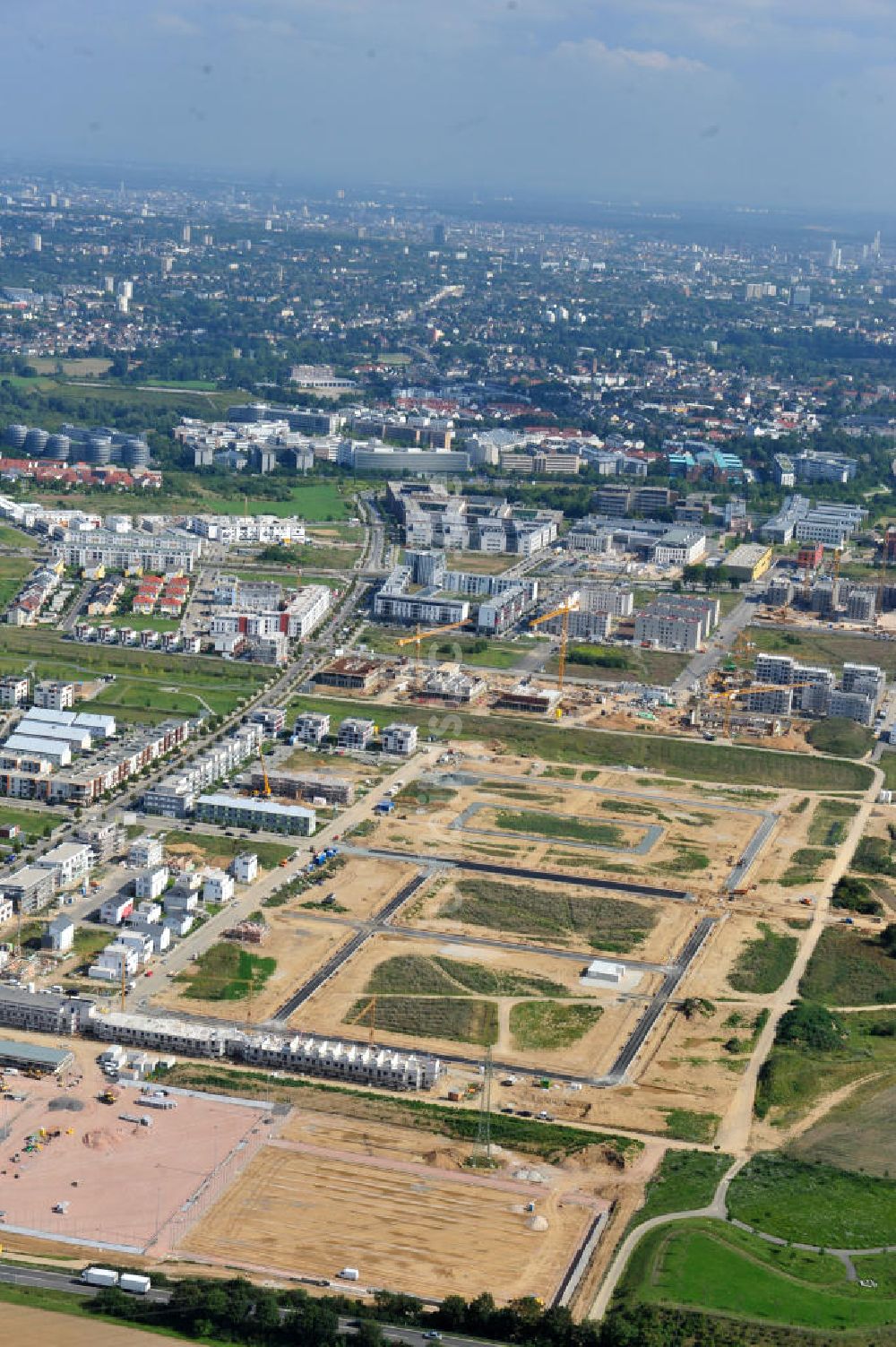Luftaufnahme Frankfurt am Main - Neubau des Stadtteil Riedberg am Stadtrand von Frankfurt am Main