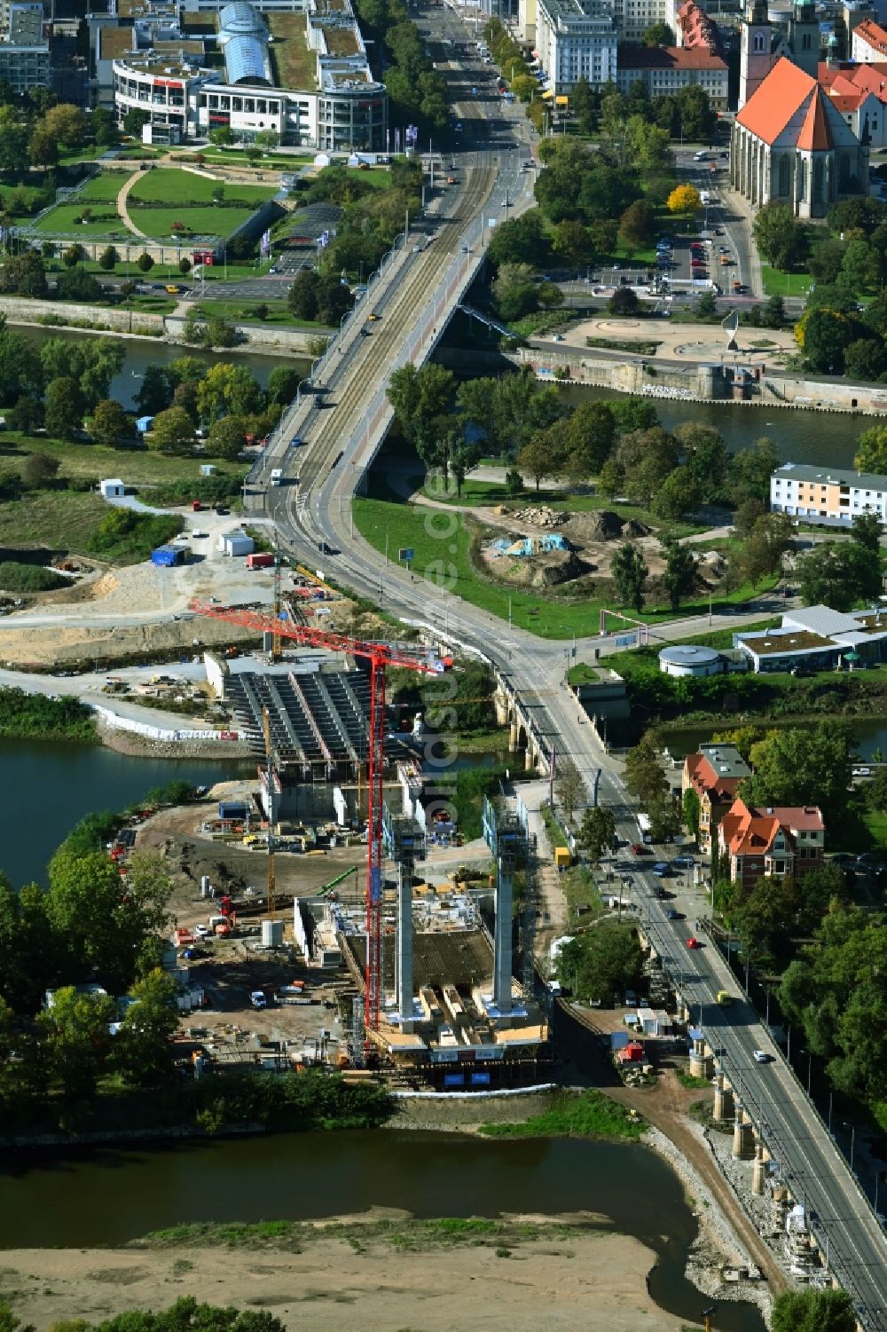 Magdeburg von oben - Neubau der Straßenbrücken- Trasse Ersatzneubau Strombrückenzug in Magdeburg im Bundesland Sachsen-Anhalt, Deutschland