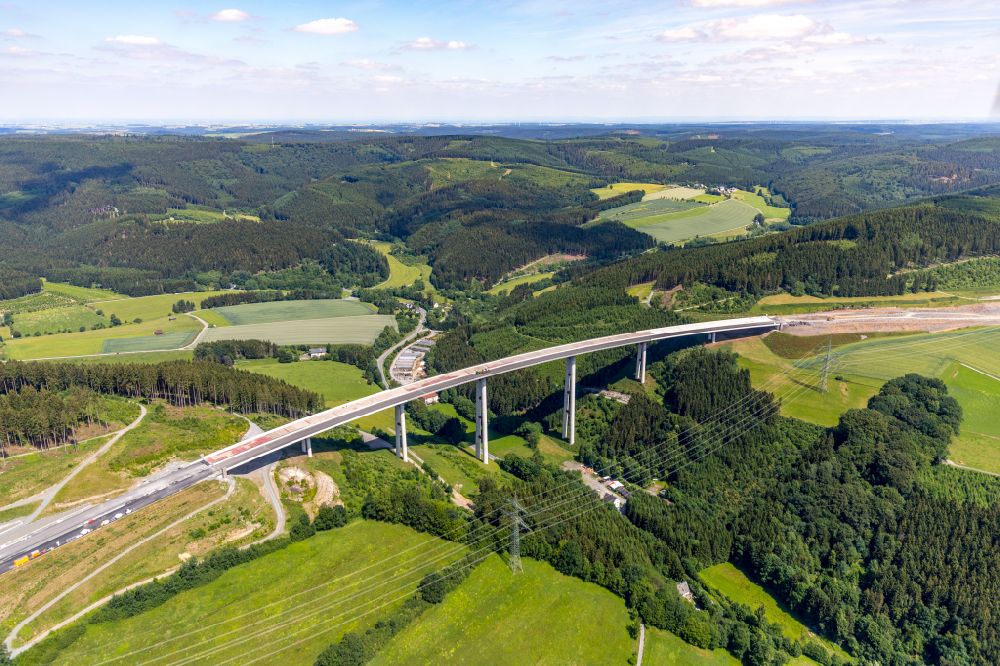 Luftaufnahme Bestwig - Neubau der Talbrücke Nuttlar der BAB Bundesautobahn A46 bei Bestwig in Nordrhein-Westfalen