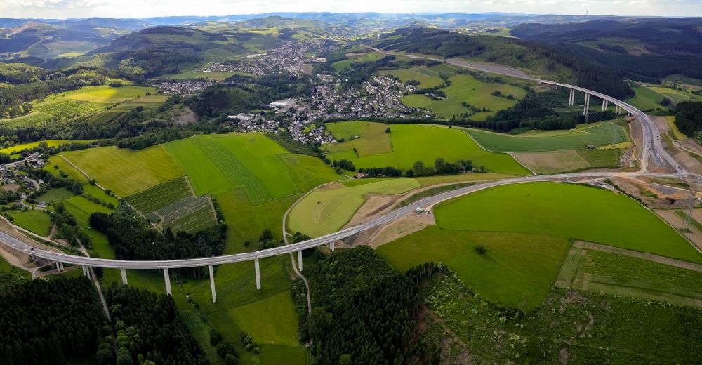 Bestwig von oben - Neubau der Talbrücke Nuttlar der BAB Bundesautobahn A46 bei Bestwig in Nordrhein-Westfalen