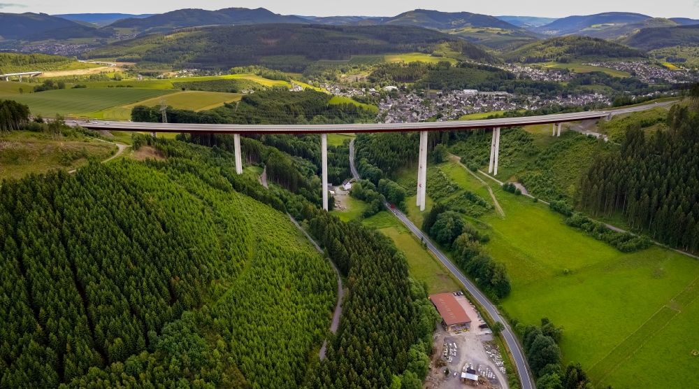 Luftbild Bestwig - Neubau der Talbrücke Nuttlar der BAB Bundesautobahn A46 bei Bestwig in Nordrhein-Westfalen
