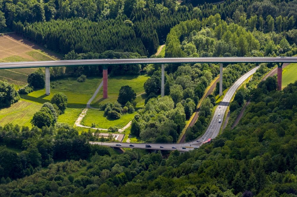 Bestwig von oben - Neubau der Talbrücke Nuttlar der BAB Bundesautobahn A46 bei Bestwig in Nordrhein-Westfalen