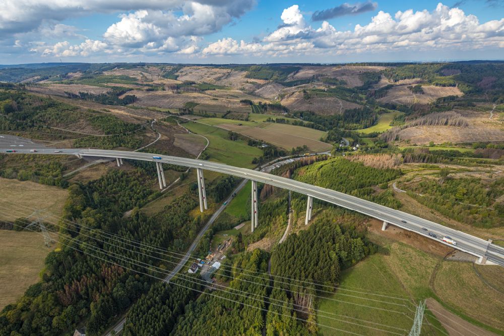 Luftaufnahme Bestwig - Neubau der Talbrücke Nuttlar der BAB Bundesautobahn A46 bei Bestwig in Nordrhein-Westfalen