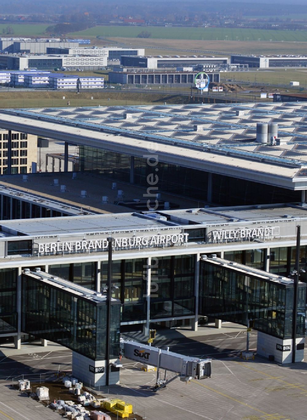 Luftaufnahme Schönefeld - Neubau- Terminal- Gelände des neuen Flughafens BER / BBI BERLIN BRANDENBURG AIRPORT Willi Brandt in Schönefeld im Bundesland Brandenburg