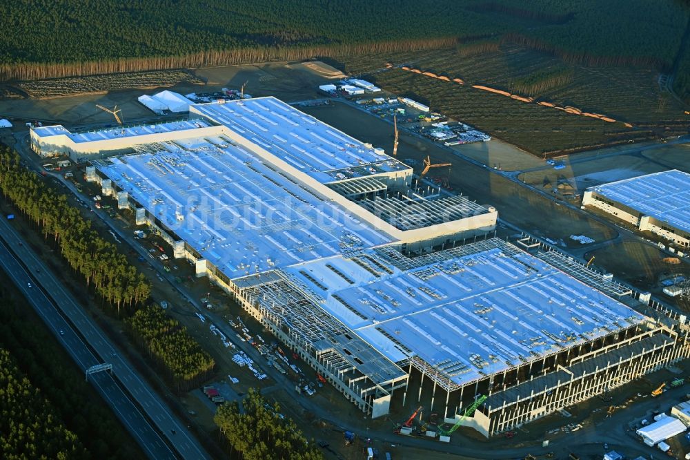 Grünheide (Mark) aus der Vogelperspektive: Neubau der Tesla Gigafactory 4 im Ortsteil Freienbrink in Grünheide (Mark) im Bundesland Brandenburg, Deutschland