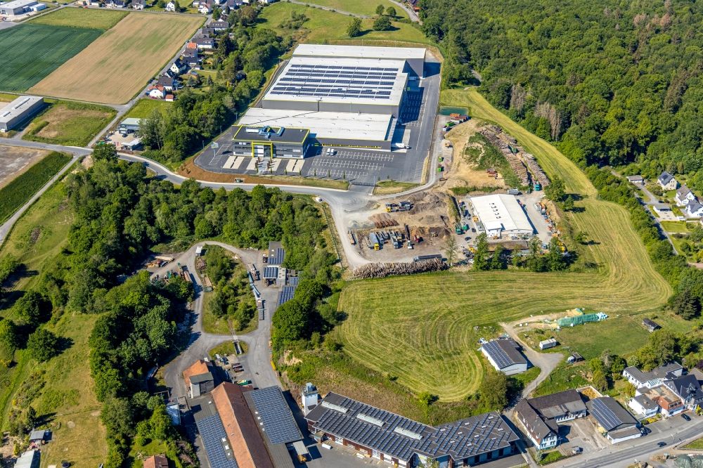 Luftbild Arnsberg - Neubau des Unternehmens-Verwaltungsgebäude und Logistikzentrums der TRIO Leuchten GmbH in Voßwinkel im Bundesland Nordrhein-Westfalen, Deutschland