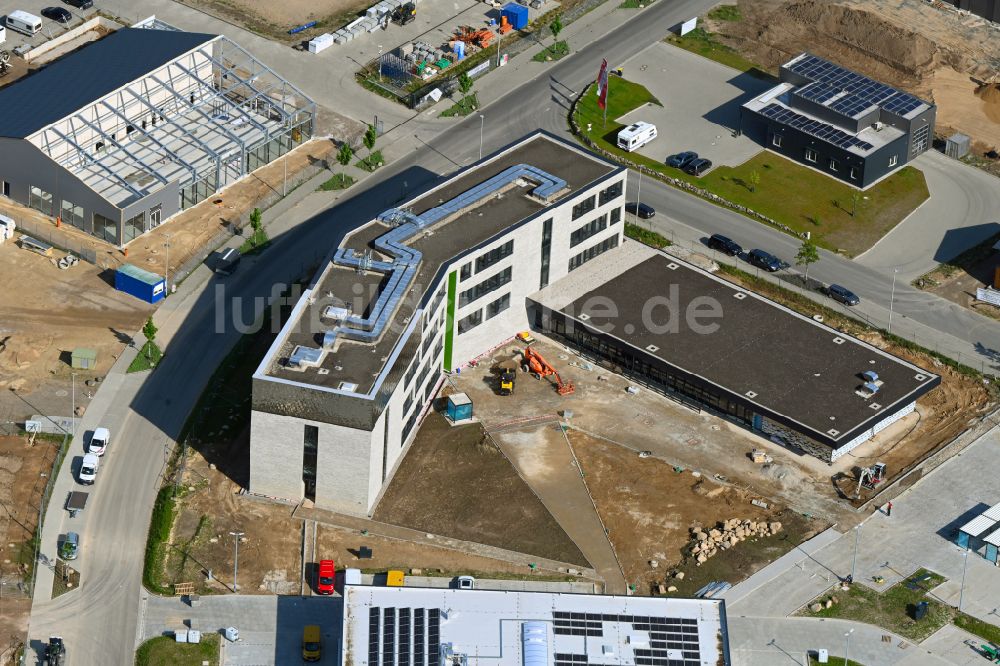 Ratzeburg aus der Vogelperspektive: Neubau des Unternehmens-Verwaltungsgebäude in Ratzeburg im Bundesland Schleswig-Holstein, Deutschland
