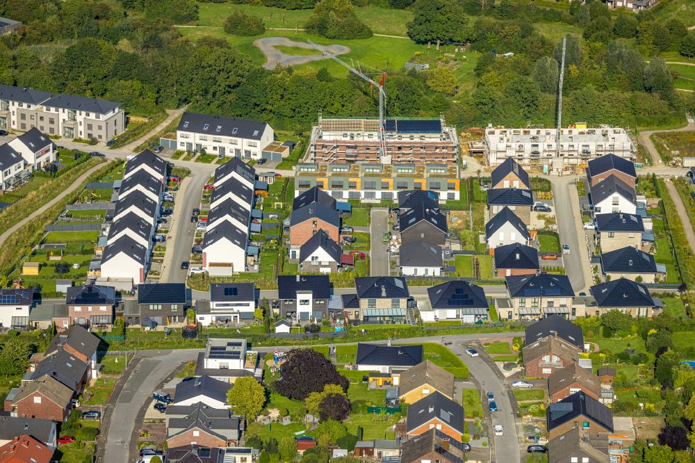 Luftaufnahme Beckum - Neubau - Villa im Wohngebiet einer Einfamilienhaus- Siedlung in Beckum im Bundesland Nordrhein-Westfalen, Deutschland