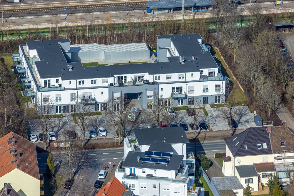 Luftaufnahme Holzwickede - Neubau Wohn- und Geschäftshaus an der Bahnhofstraße in Holzwickede im Bundesland Nordrhein-Westfalen, Deutschland