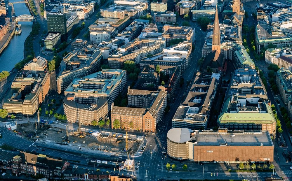 Hamburg von oben - Neubau eines Wohn- und Geschäftshaus- Ensembles Johannis-Kontor am Johanniswall in Hamburg, Deutschland